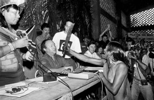 Indígena Tuíra (etnia Kayapó) enfrenta José Antonio Muniz Lopes, diretor da Eletronorte (na época a Norte Energia era chamada de Eletronorte), durante o I Encontro dos Povos Indígenas do Xingu, que aconteceu em fevereiro de 1989 Altamira/PA. Foto: Paulo Jares.