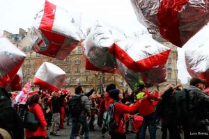 Enquanto os negociadores chegavam ao acordo climático, nas ruas de Paris, mais de 30 mil pessoas realizavam a "Marcha da Última Palavra”. Balões simulavam blocos de gelo e a "linha vermelha” representava o limite de 1,5ºC.
