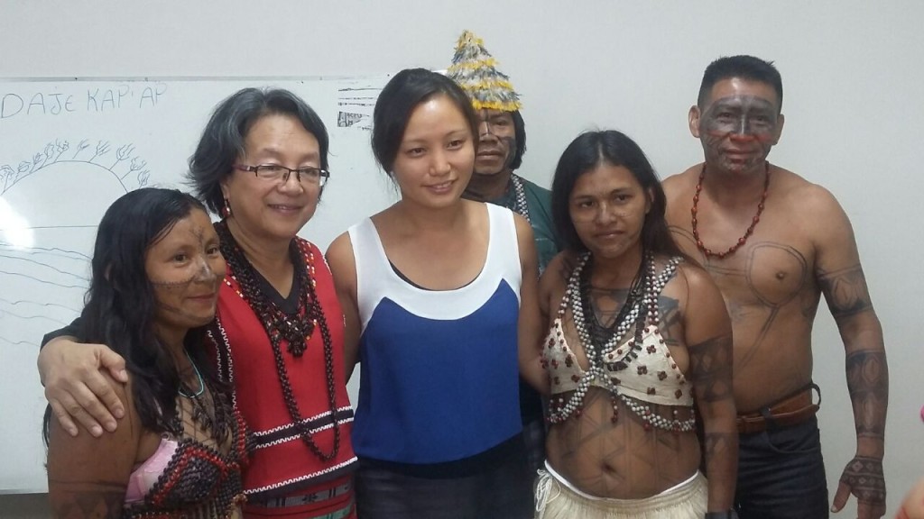 Relatora Erika Yamada (ao centro, de azul) com a Relatora da ONU Victoria Victoria Tauli-Corpuz (esquerda) e indígenas Mundurukus
