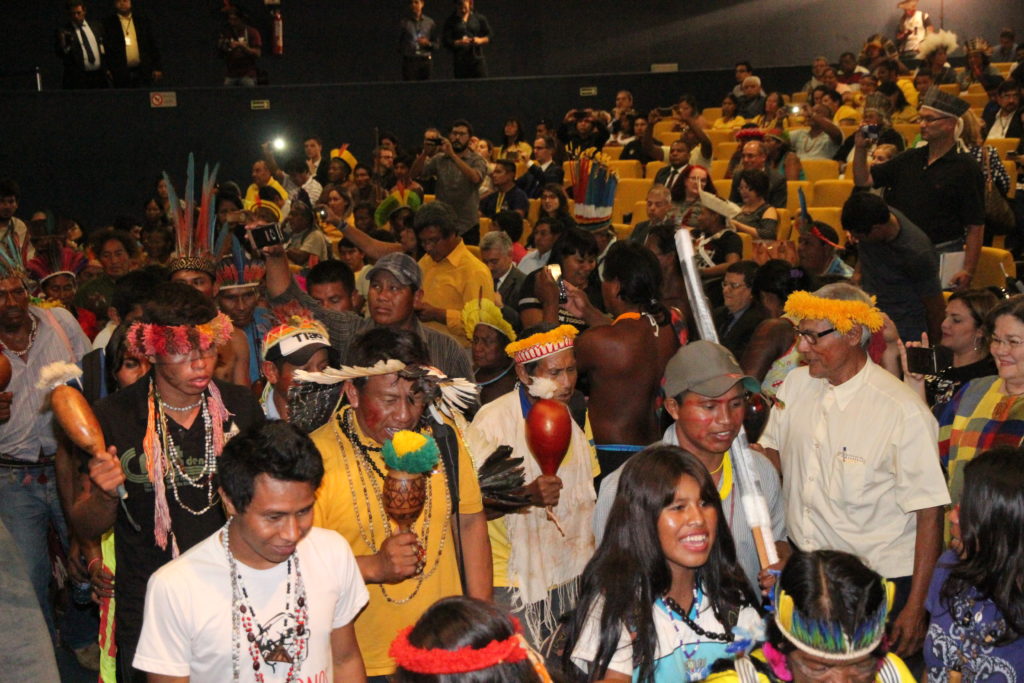 Representantes de comunidades indígenas realizaram protesto durante a audiência. Foto: PNUD/Luciano Milhomem