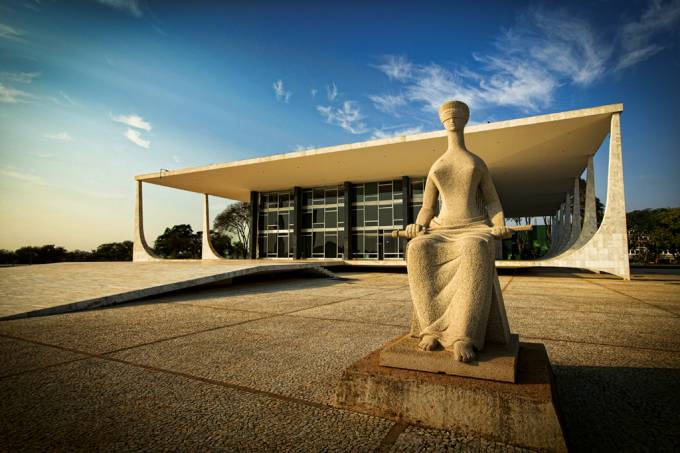 Em foto, é possível ver Supremo Tribunal Federal (STF) e estátua da justiça à frente