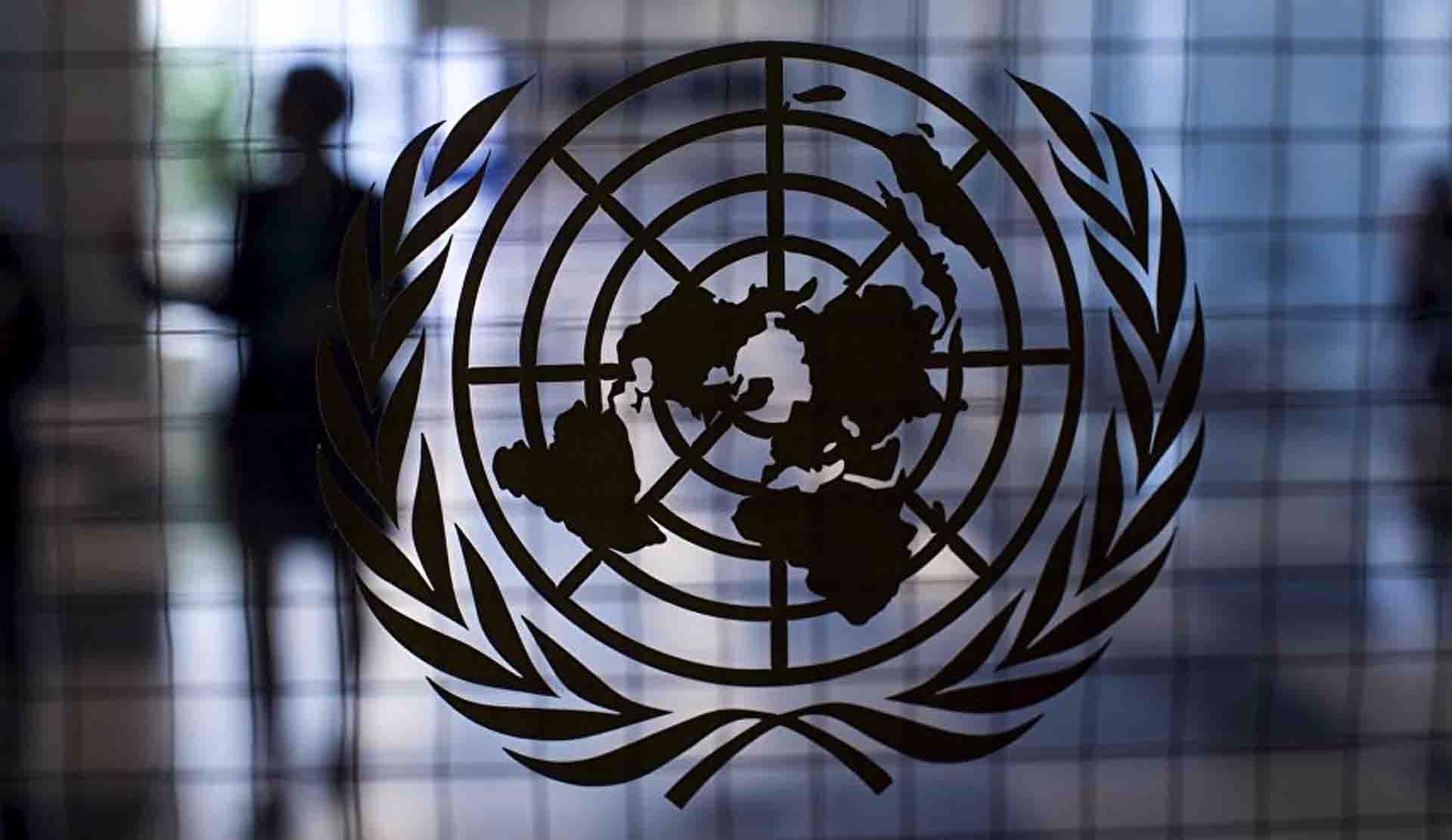 Foto com logo das Organização das Nações Unidas (ONU)