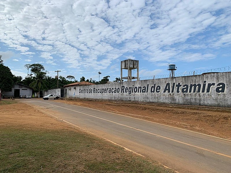 Na imagem é possível ver um muro em que está escrito "Centro de Recuperação Regional de Altamira"