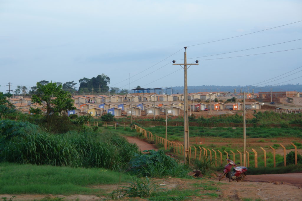 Na foto é possível ver um reassentamento urbano coletivo