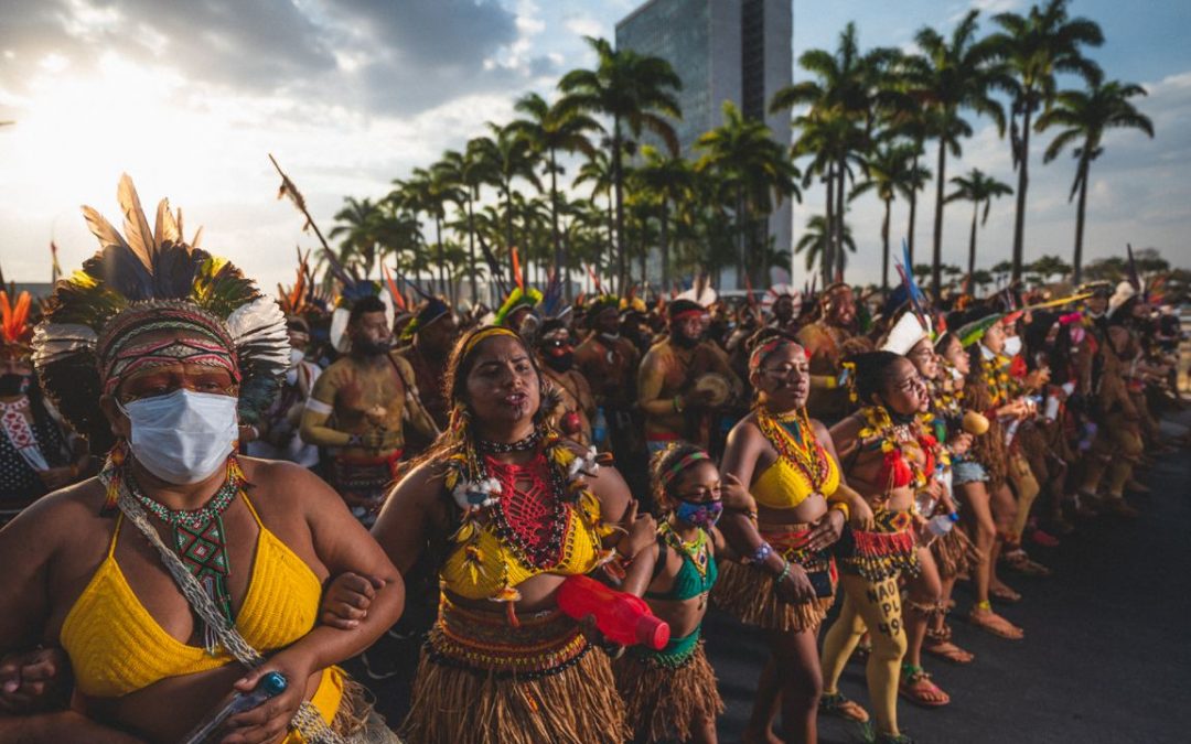 Em foto, é possível ver ato de mulheres indígenas em Brasília