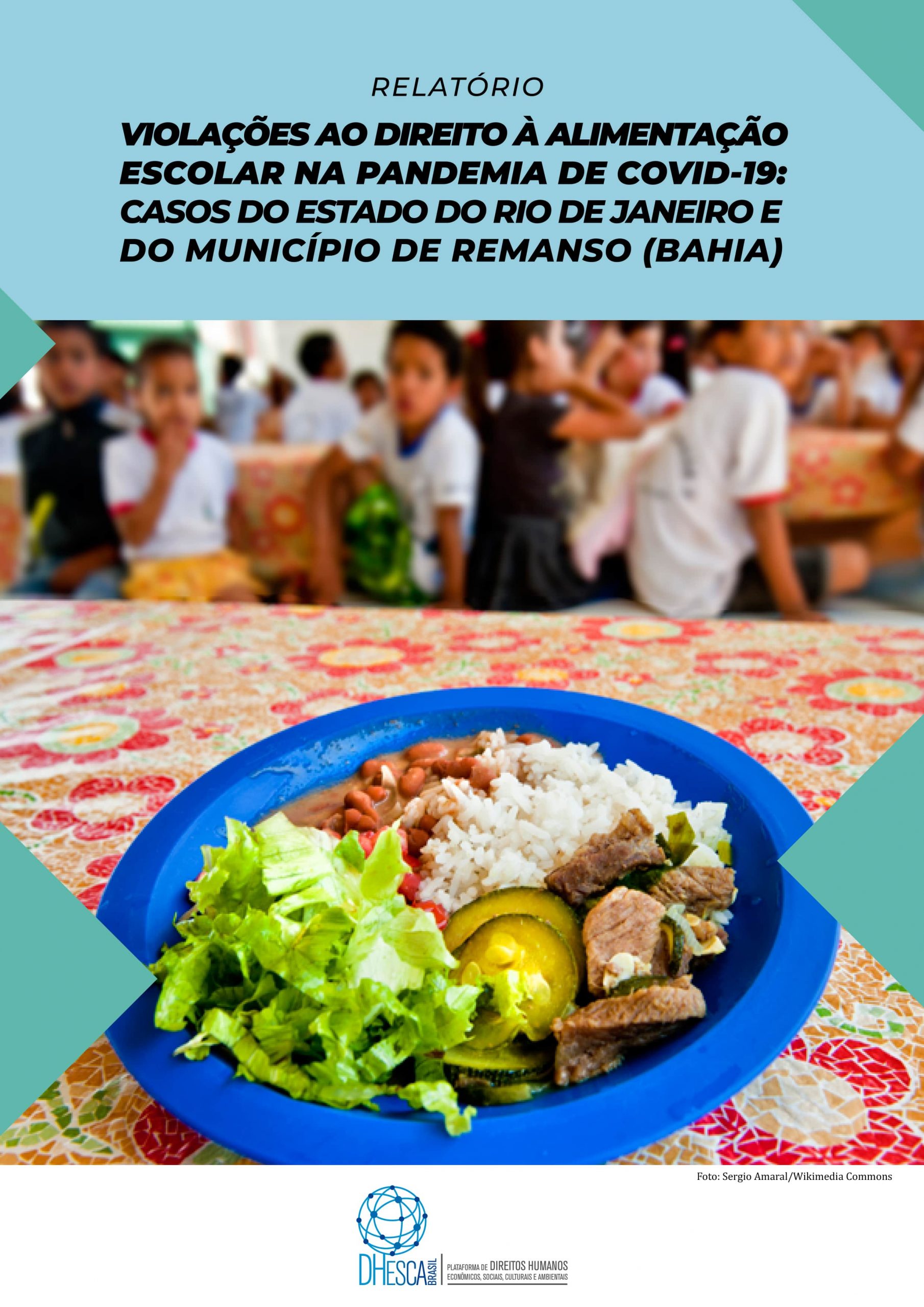 Capa do relatório Violações ao Direito à Alimentação Escolar na Pandemia de Covid-19: casos do estado do Rio de Janeiro e do município de Remanso (Bahia), produzida pela Plataforma de Direitos Humanos Dhesca Brasil em 2020 e lançada em 2021. Na imagem, é possível ver um prato de comida com arroz, feijão, alface e carne.